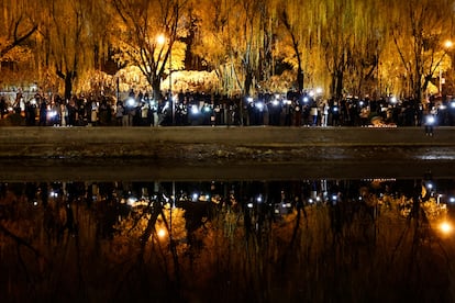 Las concentraciones han dejado emotivas imágenes en las que decenas de jóvenes coreaban al unísono “larga vida al pueblo” y cantaban 'La Internacional', mientras encendían las luces de sus teléfonos móviles. En la imagen, manifestantes en Pekín, este domingo. 