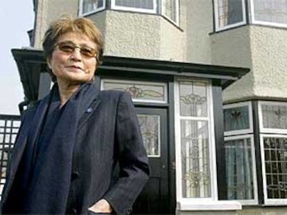 Yoko Ono, ante la casa de John Lennon en Liverpool, en 2019.