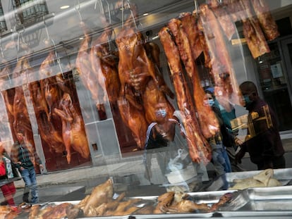 Vidriera de un restaurante de comida china en Lima, Perú, el 11 de julio.