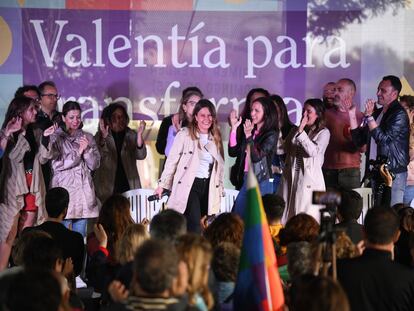 La candidata de Podemos a la Presidencia de la Comunidad de Madrid, Alejandra Jacinto, aplaudida el viernes en el cierre de campaña, con las ministras Ione Belarra e Irene Montero.