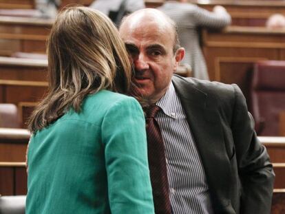 Guindos saluda a Mato, este miércoles en el Congreso.