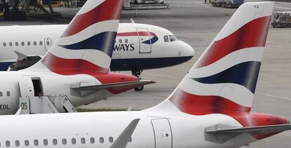 Varios aviones de la compañía británica British Airways en el aeropuerto de Heathrow, en Londres (Reino Unido).