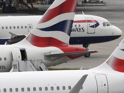 Varios aviones de la compañía británica British Airways en el aeropuerto de Heathrow, en Londres (Reino Unido).