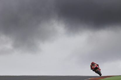 El piloto espa?ol de MotoGP Marc Mrquez del Repsol Honda durante la segunda jornada de entrenamientos libres previa al Gran Premio de Alemania de MotoGP que se disputa en el circuito Sachsenring de Hohenstein-Ernstthal, en Alemania.