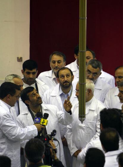 Ahmadineyad muestra una barra de combustible fabricada en Irán.