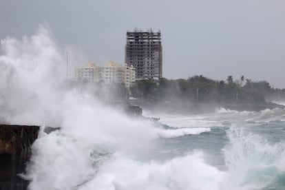 Las olas rompen contra la costa mientras el huracán 'Beryl' avanza hacia el sur de la isla, en Santo Domingo, República Dominicana.