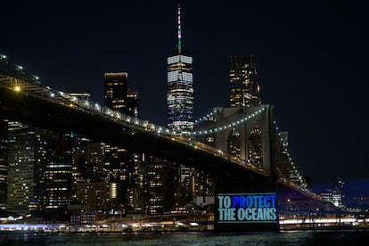 Imágenes de la campaña de protección de los océanos de Greenpeace, proyectada en el puente de Brooklyn (Nueva York), el 14 de agosto.