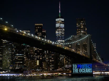 Imágenes de la campaña de protección de los océanos de Greenpeace, proyectada en el puente de Brooklyn (Nueva York), el 14 de agosto.