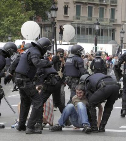 La polic&iacute;a carga contra los indignados acampados en plaza de Catalunya el 27 de mayo de 2011.