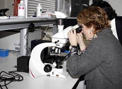 La presidenta y el consejero de Sanidad, durante su visita al nuevo hospital.