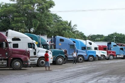 Varios camiones esperan en un punto fronterizo de Costa Rica