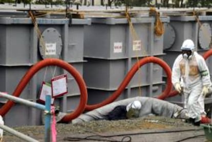 La operadora de la central nuclear de Fukushima, Tokyo Electric Power Company (Tepco), reconoció en agosto pasado la fuga al mar de 300 toneladas de agua muy radiactiva. En la imagen, un empleado de Tepco ante los contenedores de agua radiactiva.