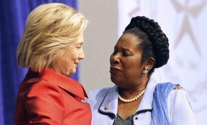 Clinton recibió este jueves un premio de manos de la congresista Sheila Jackson Lee.