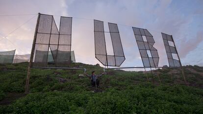 Instalación de la artista peruana Sandra Nakamura en el cerro de Villa María.