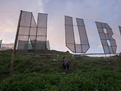 Instalación de la artista peruana Sandra Nakamura en el cerro de Villa María.