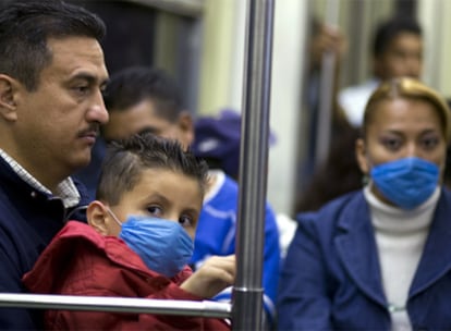Usuarios del metro de México DF usan máscaras para evitar contagiarse de la gripe porcina.