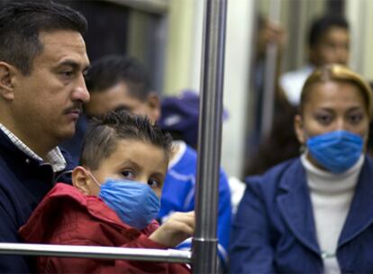 Usuarios del metro de México DF usan máscaras para evitar contagiarse de la gripe porcina.