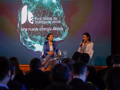 La gobernadora de Río Negro, Arabela Carreras, junto a Cristina Lobillo, directora de Energía de la UE, durante el Foro Global Hidrógeno Verde.