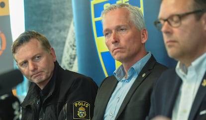 Fredrik Gardare, de la polic&iacute;a sueca; Hakan Sjostrand, secretario general de la SvFF y Mikael Ahlerup, consejero delegado del AIK, este jueves durante una rueda de prensa en Estocolmo.