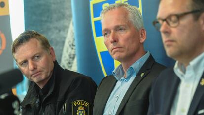 Fredrik Gardare, de la polic&iacute;a sueca; Hakan Sjostrand, secretario general de la SvFF y Mikael Ahlerup, consejero delegado del AIK, este jueves durante una rueda de prensa en Estocolmo.