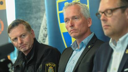 Fredrik Gardare, de la policía sueca; Hakan Sjostrand, secretario general de la SvFF y Mikael Ahlerup, consejero delegado del AIK, este jueves durante una rueda de prensa en Estocolmo.