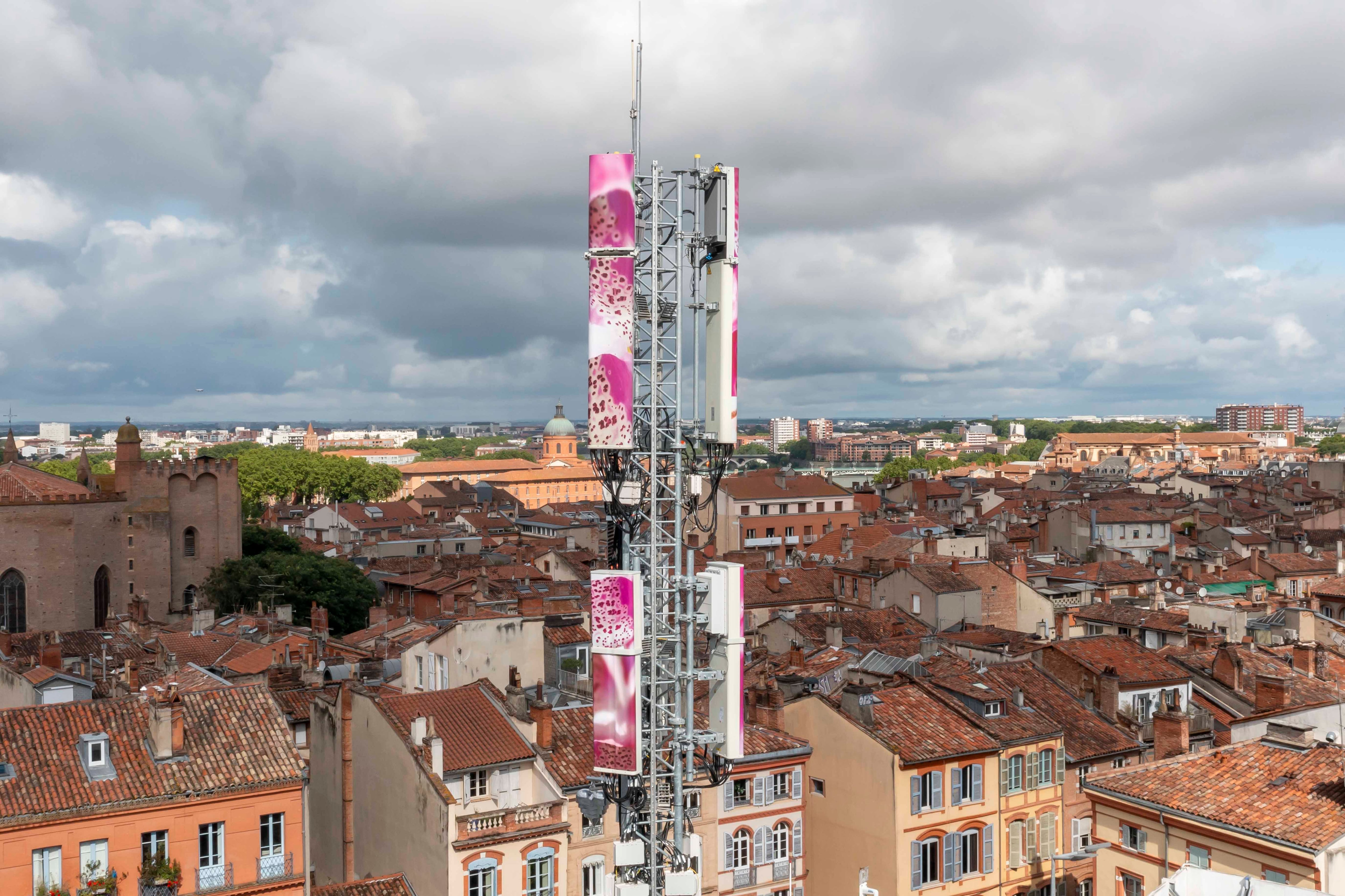 Una antena 5G en un pueblo.