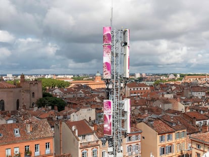 La artista Mimosa Echard ha intervenido la antena 5G que corona el 'parking' de Les Carmes de Toulouse para el festival Le Nouveau Printemps 2024.