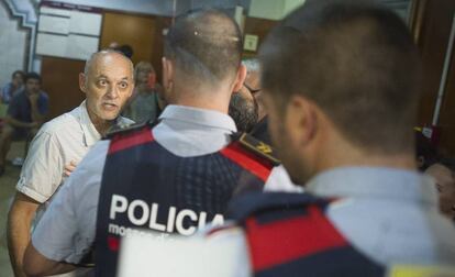 Els Mossos d'Esquadra notifiquen al director de l'institut Tarradell que ha de tancar-lo.