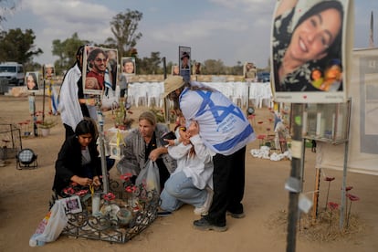 Familiares depositan flores en el memorial de las víctimas del 7 de octubre donde estuvo el festival Nova, este lunes. 