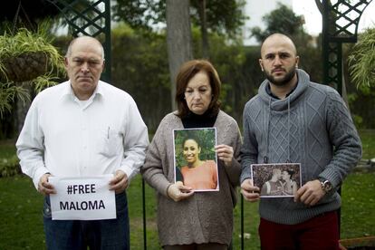 Los padres adotivos y la pareja de Malena reivindicando su liberaci&oacute;n. 