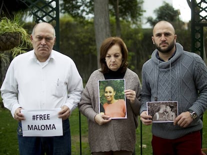 Los padres adotivos y la pareja de Malena reivindicando su liberación.
