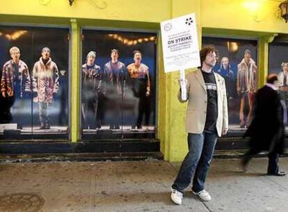 Un trabajador de producción teatral sostiene un cartel a favor de la huelga, ayer en Broadway.