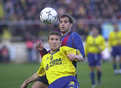 Arubarrena intenta el despeje en presencia de Gabri en el Villareal-Barcelona.
