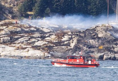 Servicios de rescate en el lugar donde se ha estrellado el helic&oacute;ptero en Noruega.