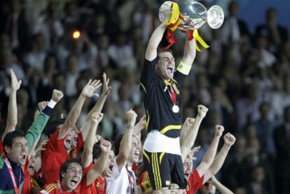 Casillas levanta la Eurocopa de 2008.
