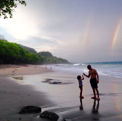 Juegos en una playa de Costa Rica.
