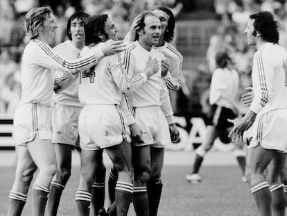 Los jugadores de la selección de Polonia celebran el gol durante el partido contra Argentina en 1974.