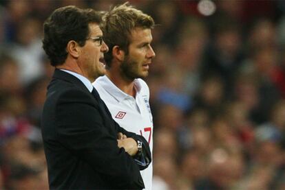 Capello da instrucciones a Beckham durante un partido el pasado mes de abril.