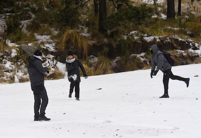 Tuistas juegan con nieve en el Nevado de Toluca, en diciembre de 2024.