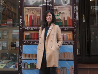 Ana Requena, periodista y autora del libro "Feminismo vibrante" en el barrio de Malasaña.