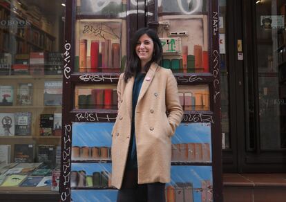 Ana Requena, periodista y autora del libro "Feminismo vibrante" en el barrio de Malasaña.