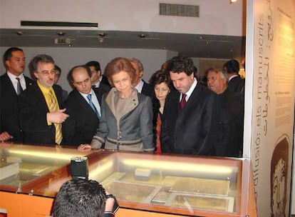 La reina Sofía junto al director general del Instituto Europeo del Mediterráneo (IEMED), Senen Florensa y el director general de la Biblioteca Nacional de Argel, Amin Zaui, durante la inauguración en la sede de esta Biblioteca de una exposición sobre el teólogo y místico mallorquín, Ramón Llull.