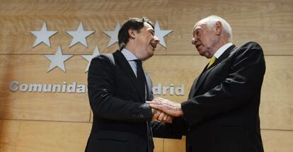 President and Chief Operating Officer of Las Vegas Sands Corp. Mike Leven (R) shakes hands with Madrid premier Ignacio González.