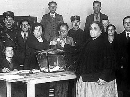 Una mujer vota en 1933. Imagen de la exposición <i>El voto de las mujeres</i> (Fundación Pablo Iglesias).