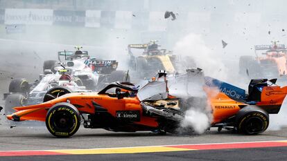 O carro de Fernando Alonso depois da batida na primeira curva do circuito.