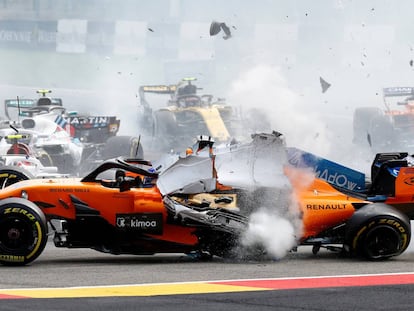 O carro de Fernando Alonso depois da batida na primeira curva do circuito.