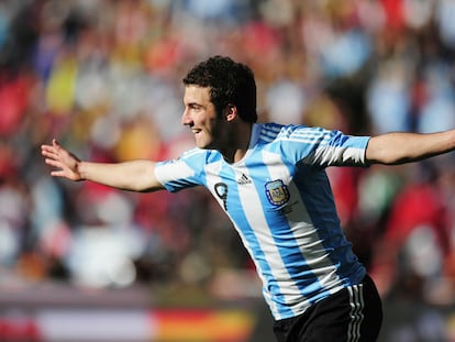 Higuaín celebra el segundo de sus tres goles de ayer a Corea del Sur.