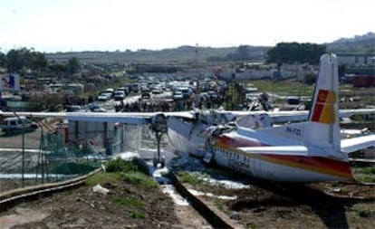 El avión de la compañía Air Nostrum que se salió de la pista al aterrizar en el aeropuerto de Melilla.