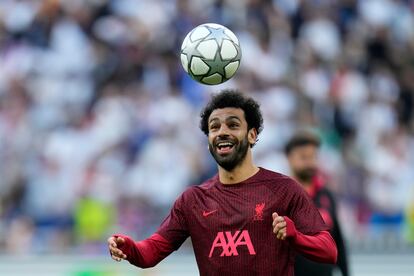 Mohamed Salah, delantero del Liverpool, durante el calentamiento previo a la final.