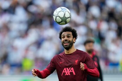 Mohamed Salah, delantero del Liverpool, durante el calentamiento previo a la final. 